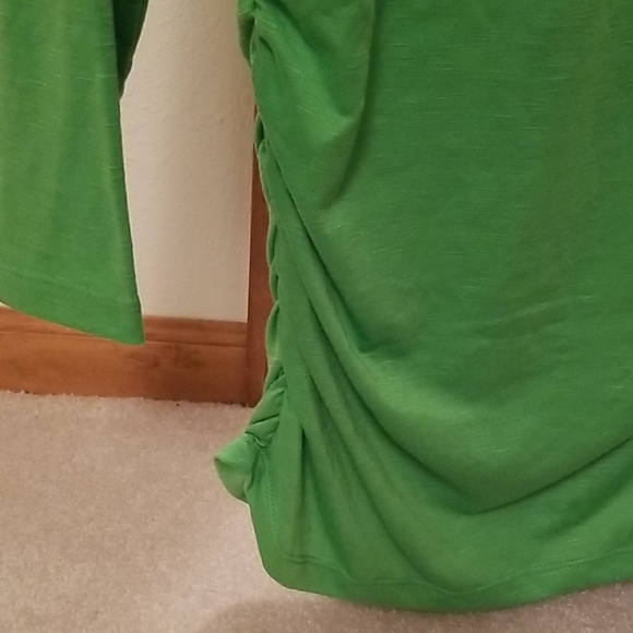 Pretty lime green top - Picture 3 of 3